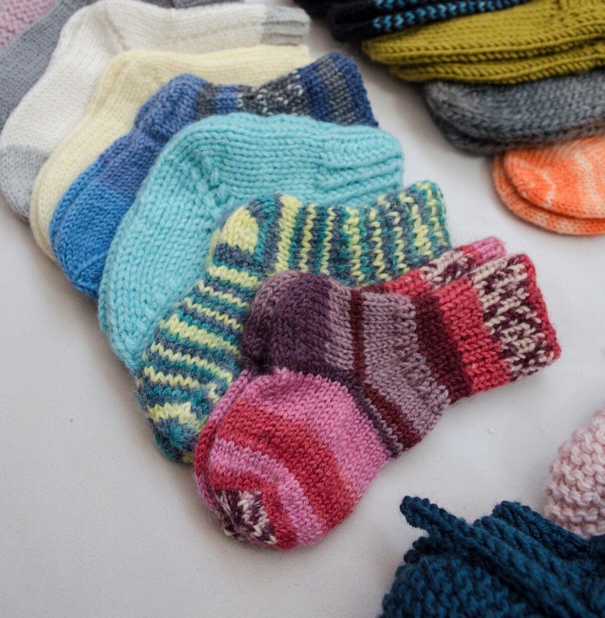 Клубок Надежды: малышам Фрязинского Специализированного Дома ребенка привезли вязаные носочки…