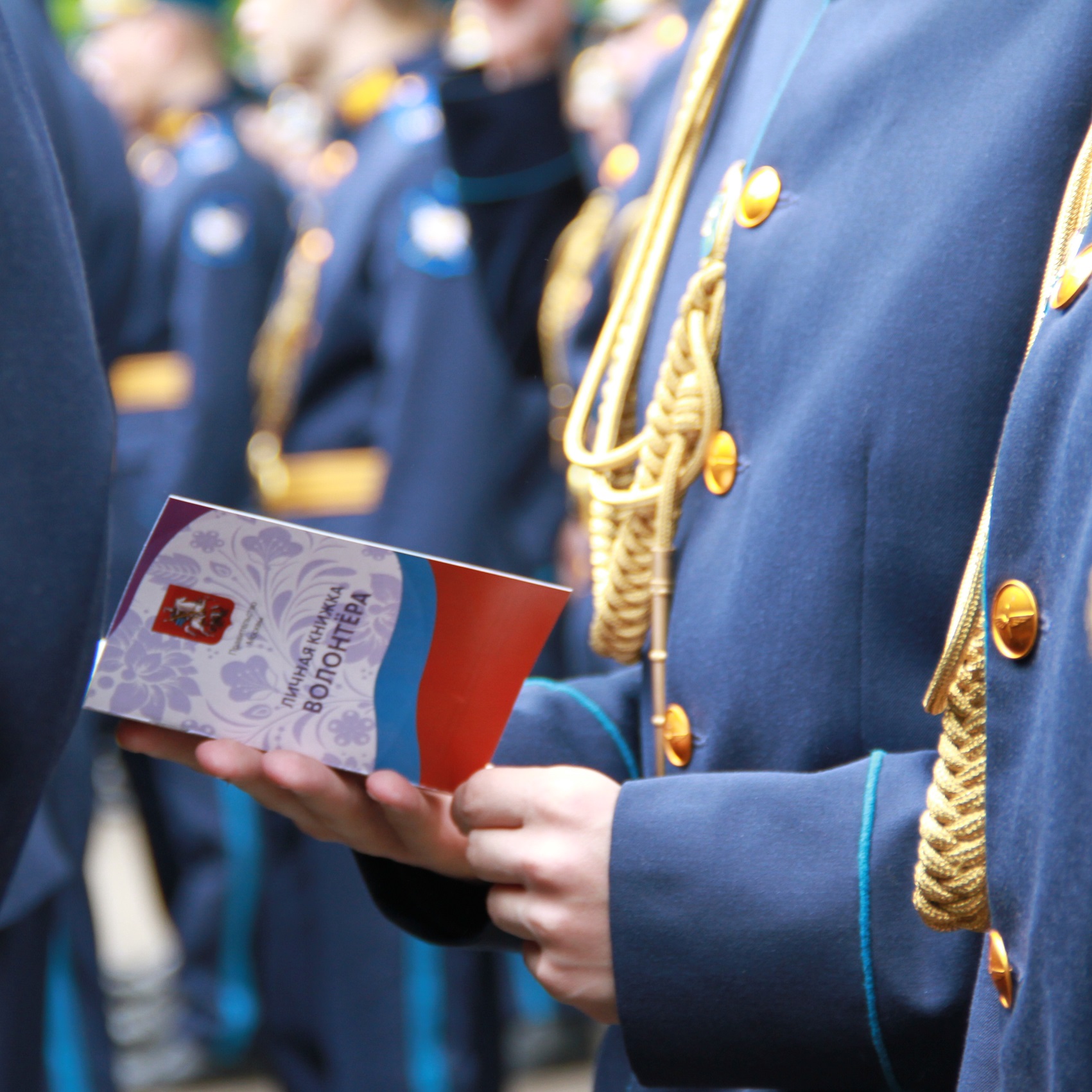 Будущие летчики получили аттестат и книжки волонтера