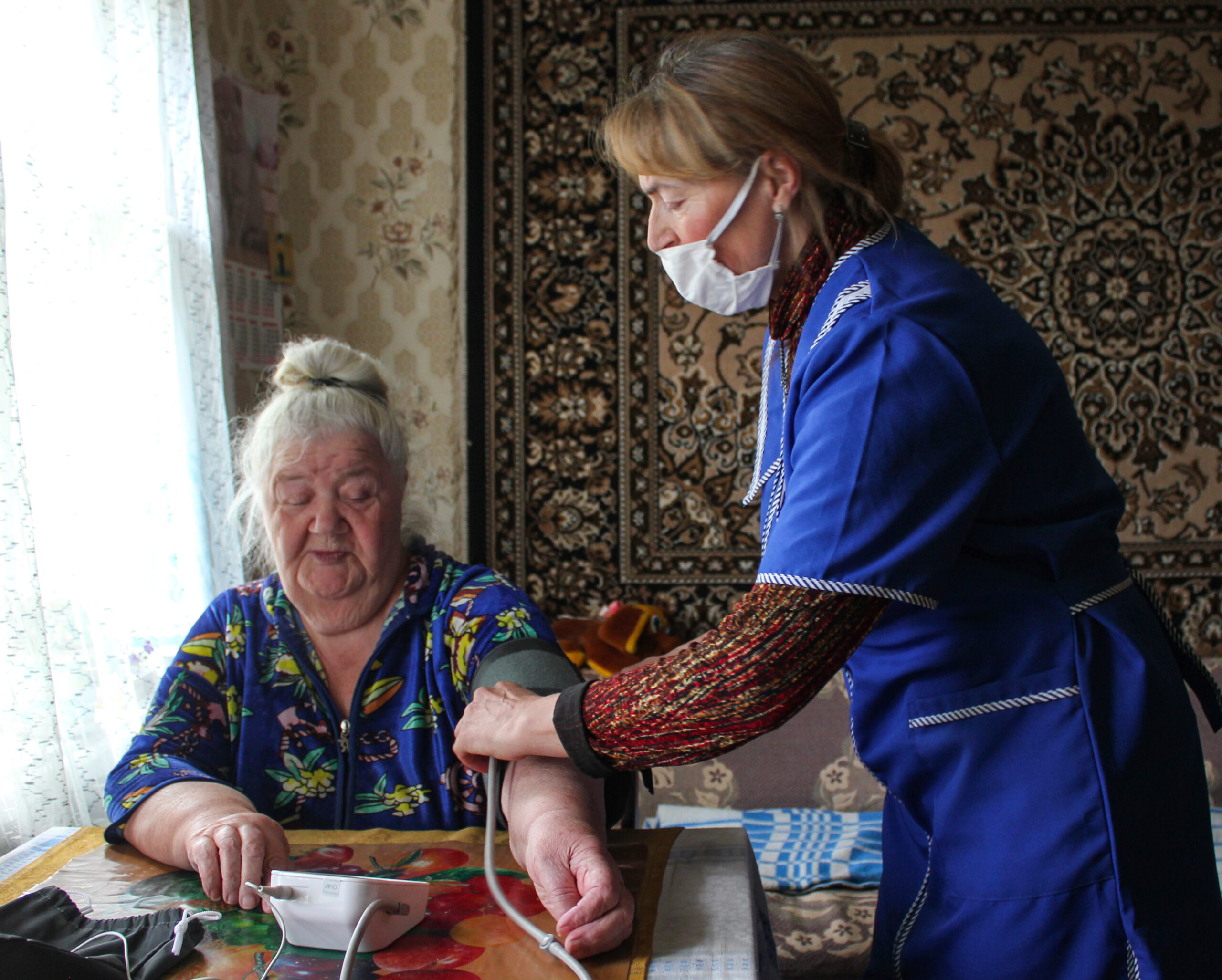 Счастье — быть полезной людям. Социальный работник и траву косит, и лекарства купит.