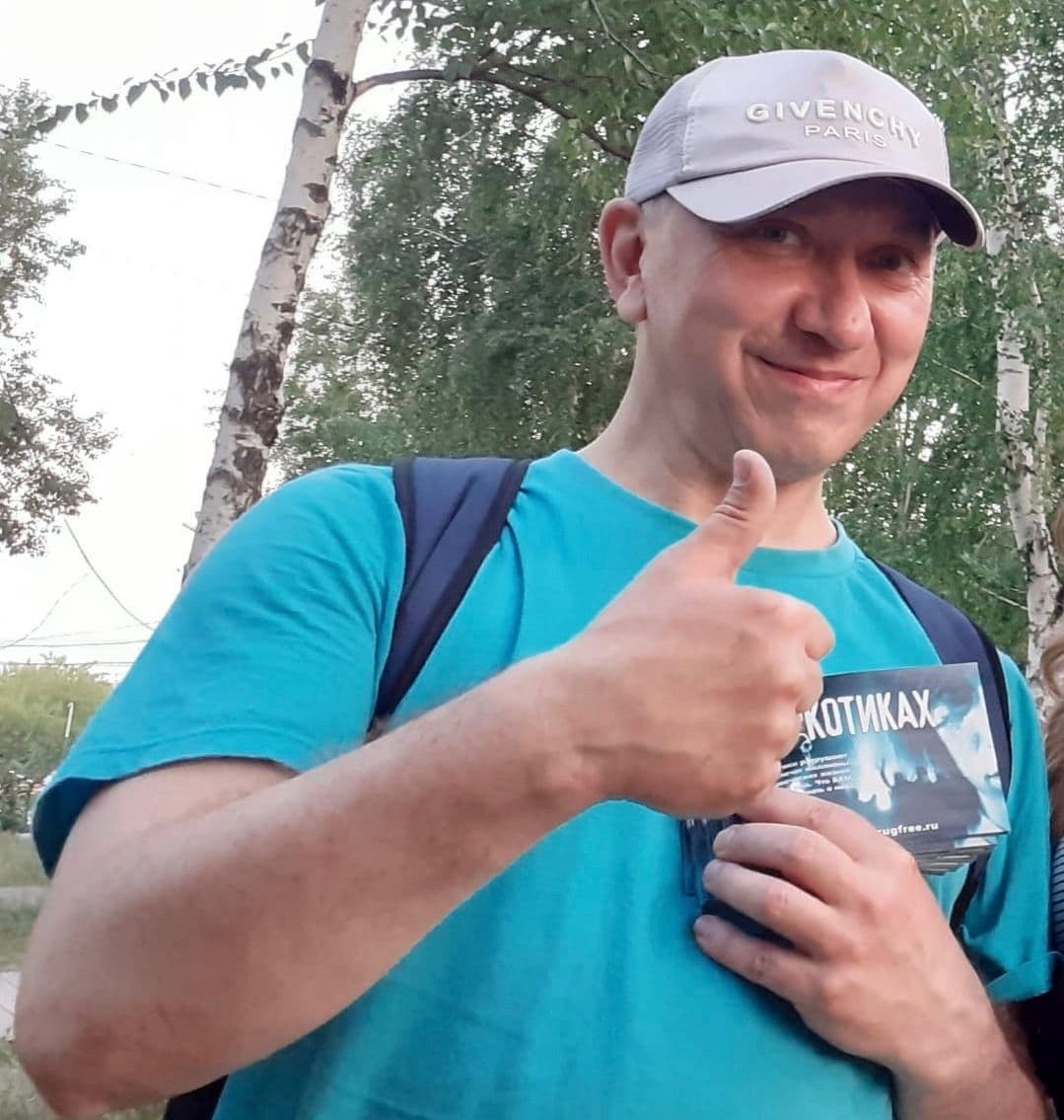 Омич убирает нарко-рекламу с улиц города