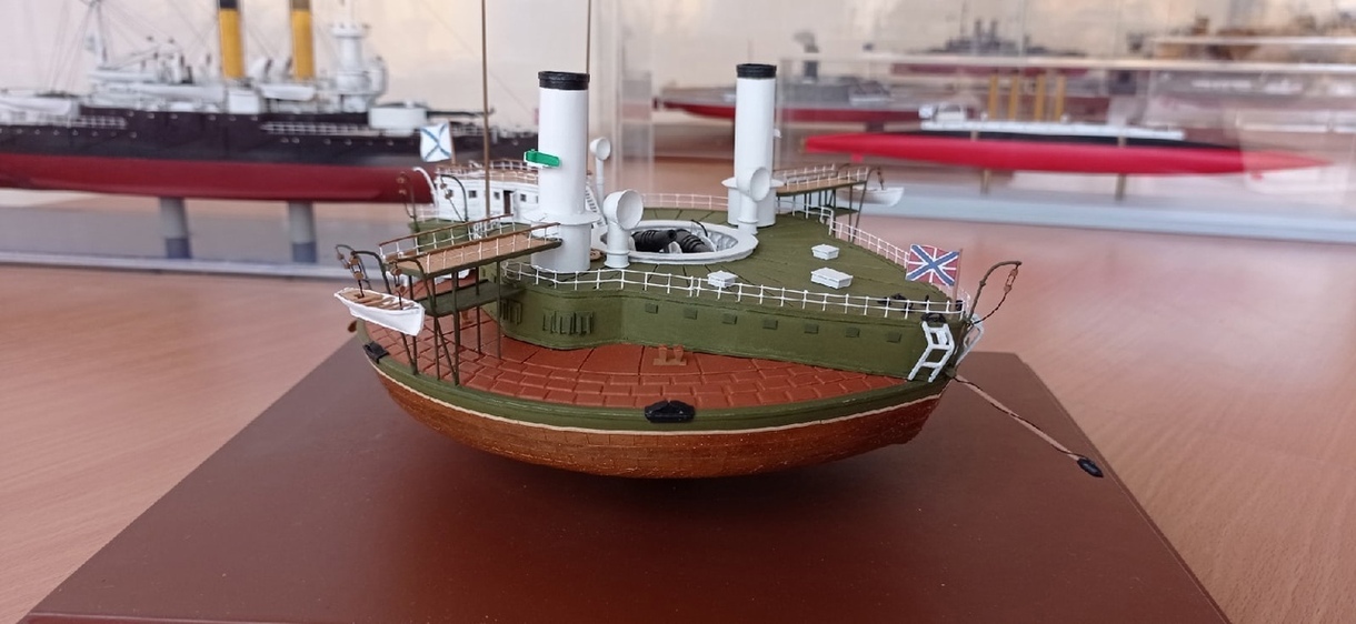 В Севастополе представители общественной организации провели выставку флота.