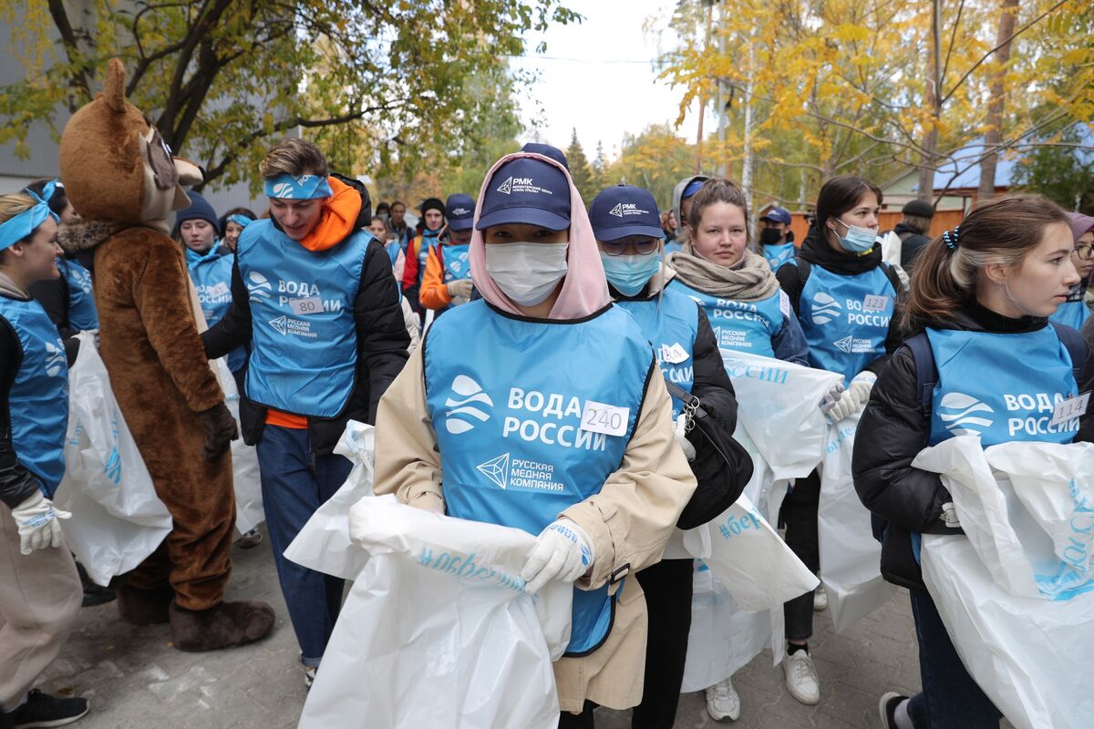 Волонтёры РМК очистили от мусора более 2-х километров берега реки Исеть.