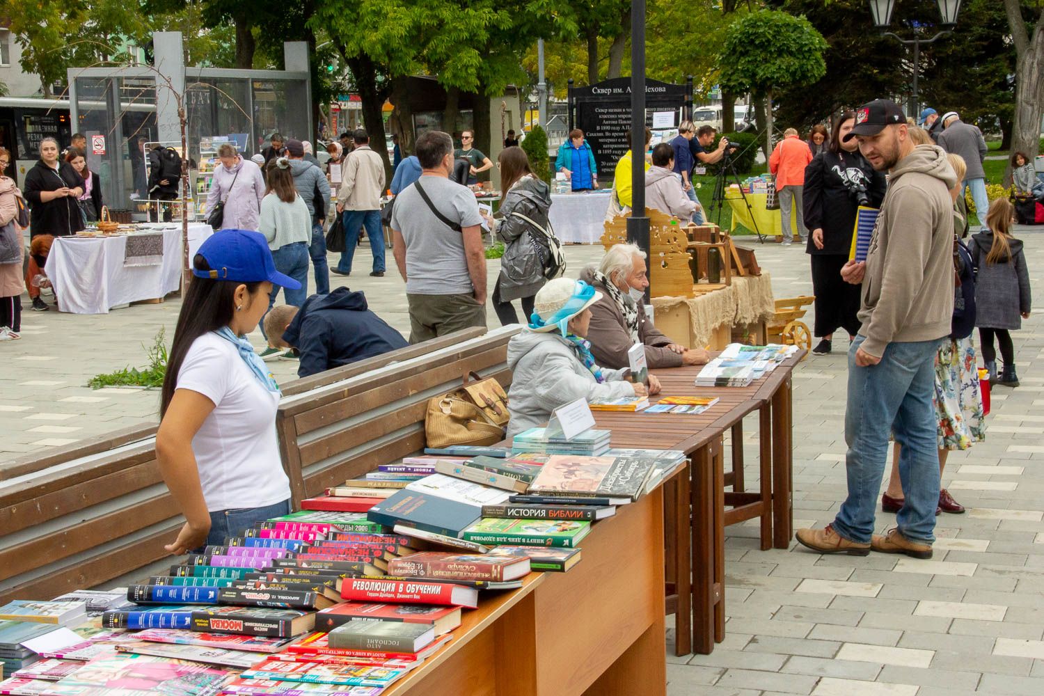 XI областная библиоярмарка «САХалинский АРбат» прошла в Южно-Сахалинске