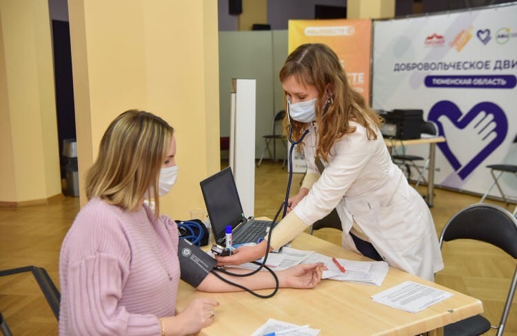Волонтеры тюменского Штаба помощи #МЫВМЕСТЕ помогают работе пунктов вакцинации