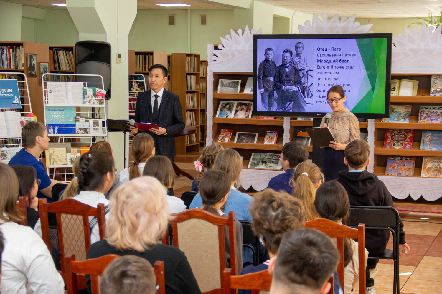Сахалинцам рассказали о жизни и творчестве Валентина Катаева в областной научной библиотеке