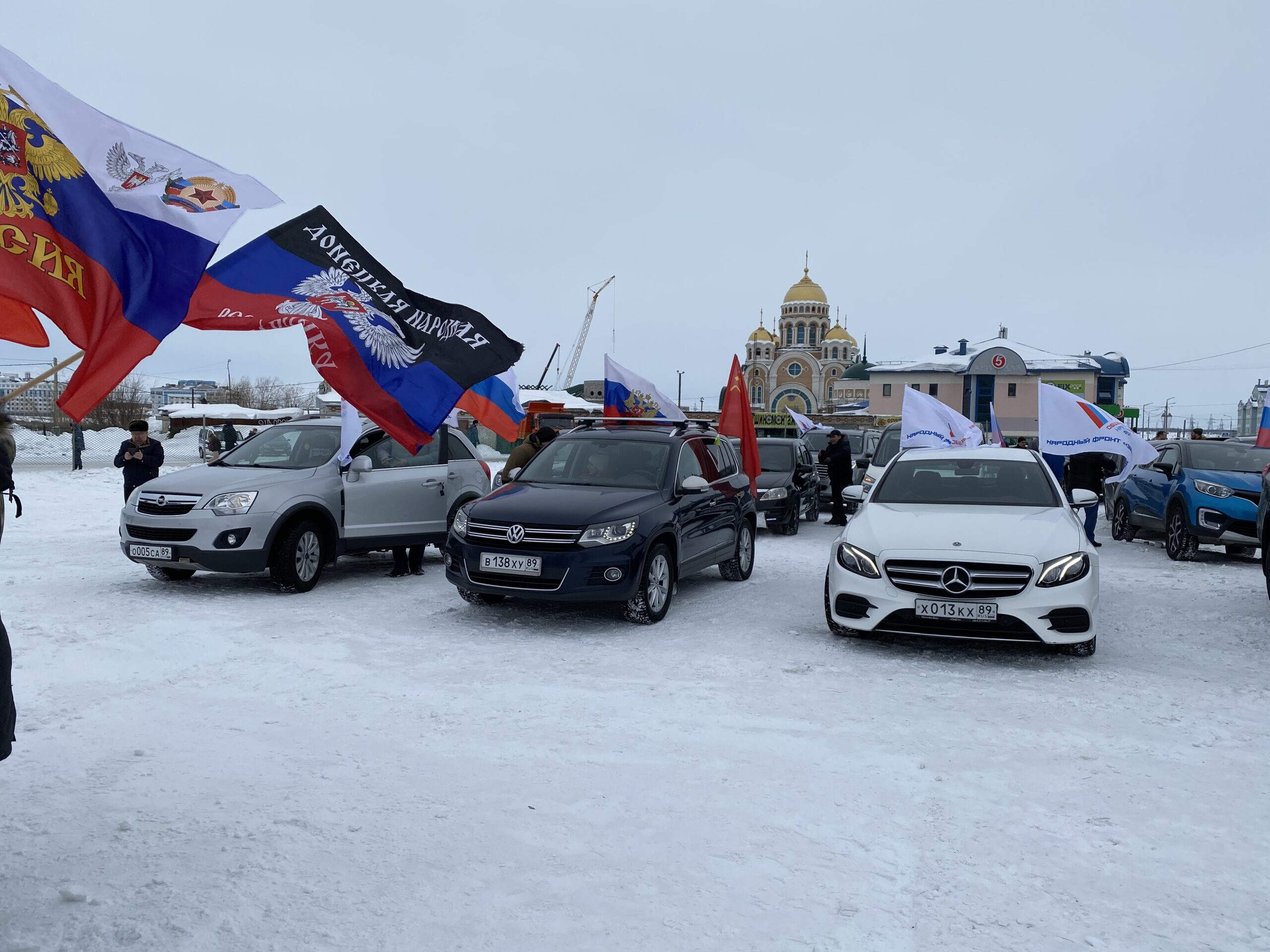 Активисты ОНФ в ЯНАО организовали автопробег в поддержку Донбасса и Российской армии.