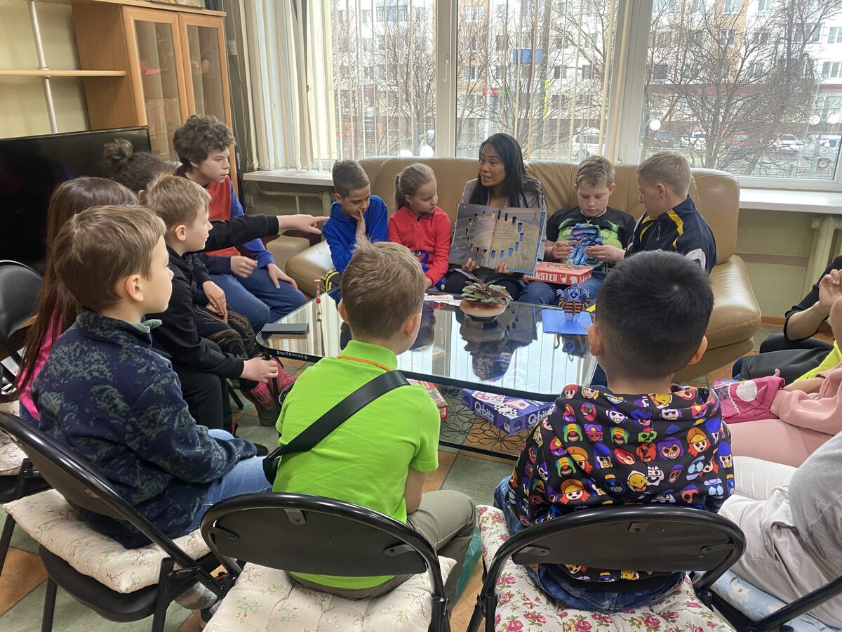 В СахОУНБ волонтеры поддерживают проект «Английский на подушках»