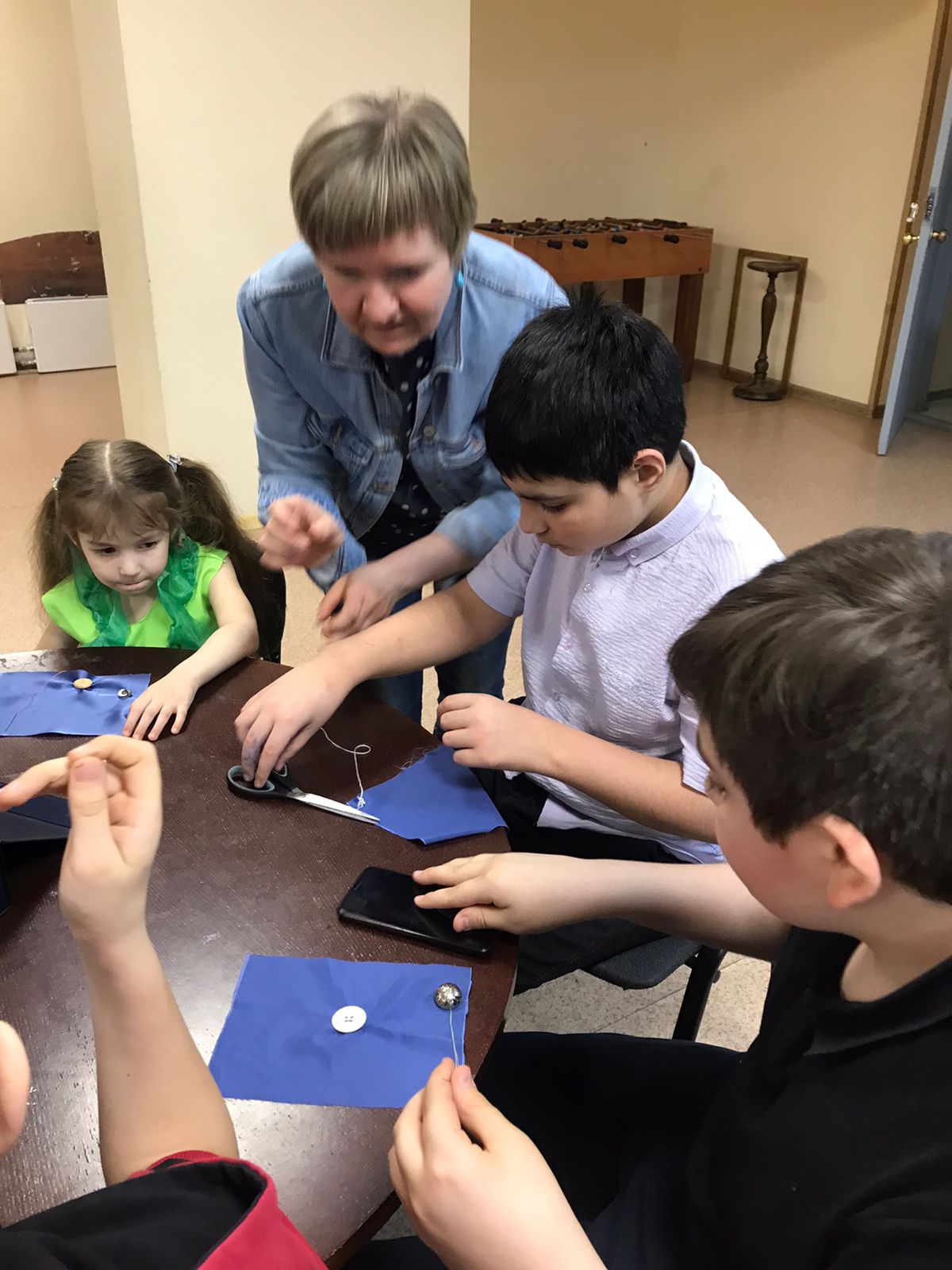 Волонтеры научили детей пришивать пуговицы