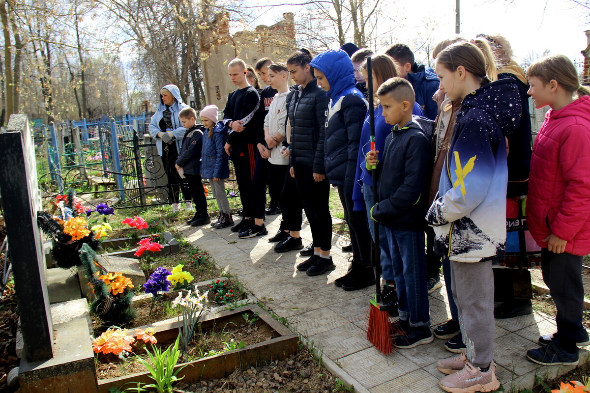 Уборка военных захоронений на Заречном кладбище г. Шуи Ивановской области
