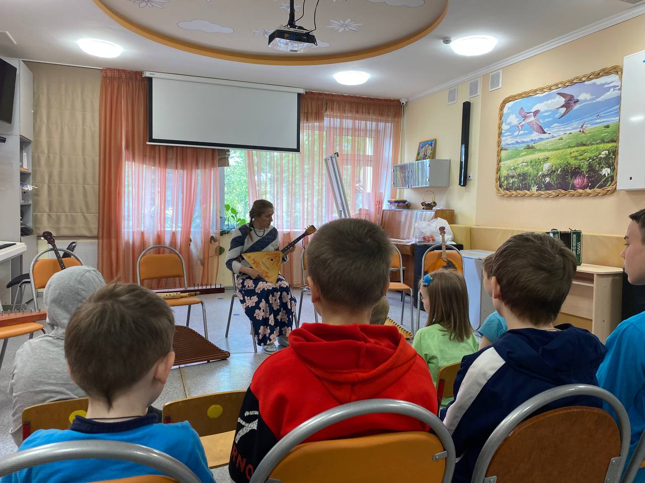 Детей познакомили с популярными народными музыкальными инструментами