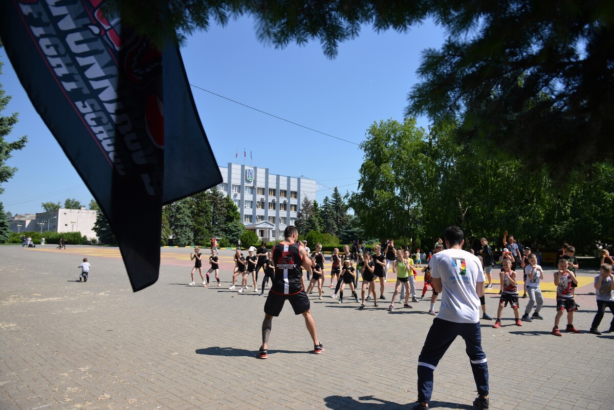 Народную зарядку в Батайске провел Чемпион России по рукопашному бою.