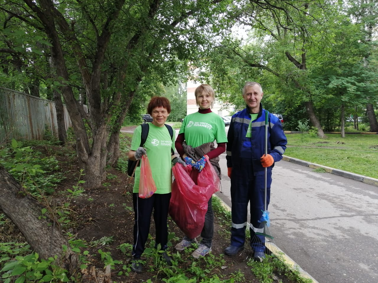 Находки субботника: шприцы, бутылки, пакеты