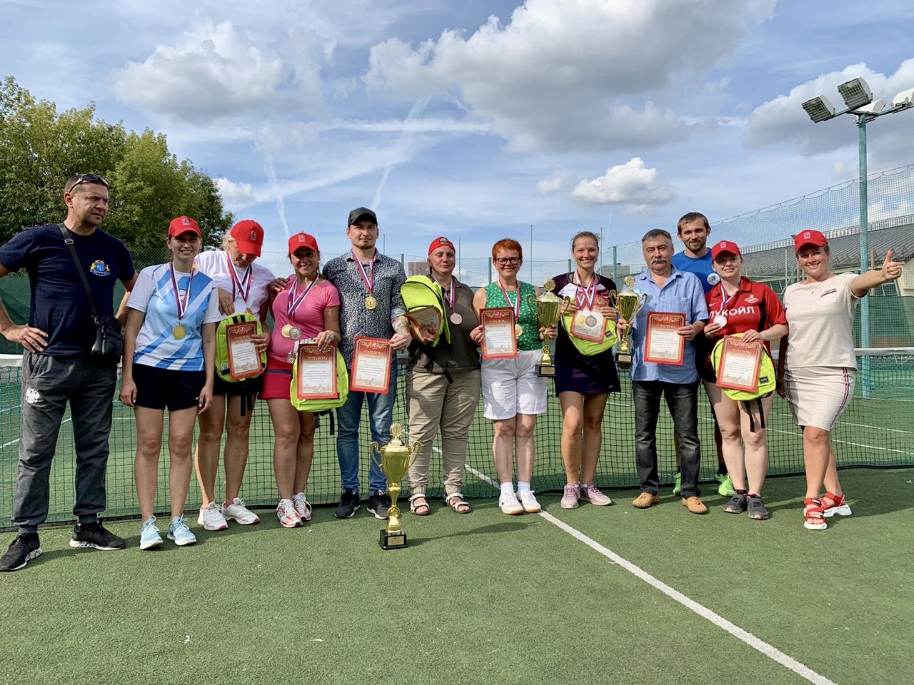 Скандинавская ходьба и «веселые старты»: в столичных центрах проходит реабилитация на свежем воздухе