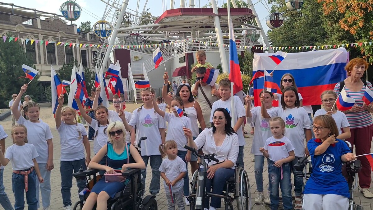 «Мы флагом РОССИЙСКИМ гордимся!»