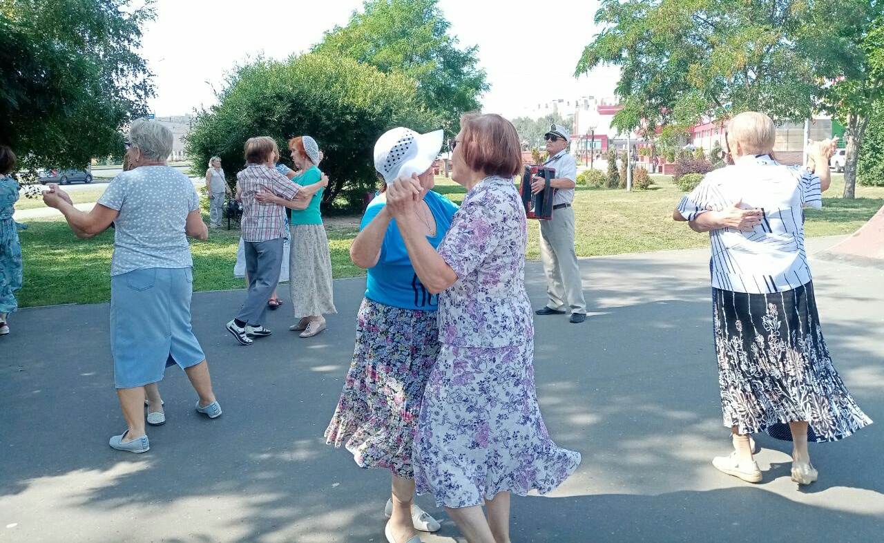 Волонтёры серебряного возраста столицы Чувашии приняли участие на мастер-классе по обучению вальсу