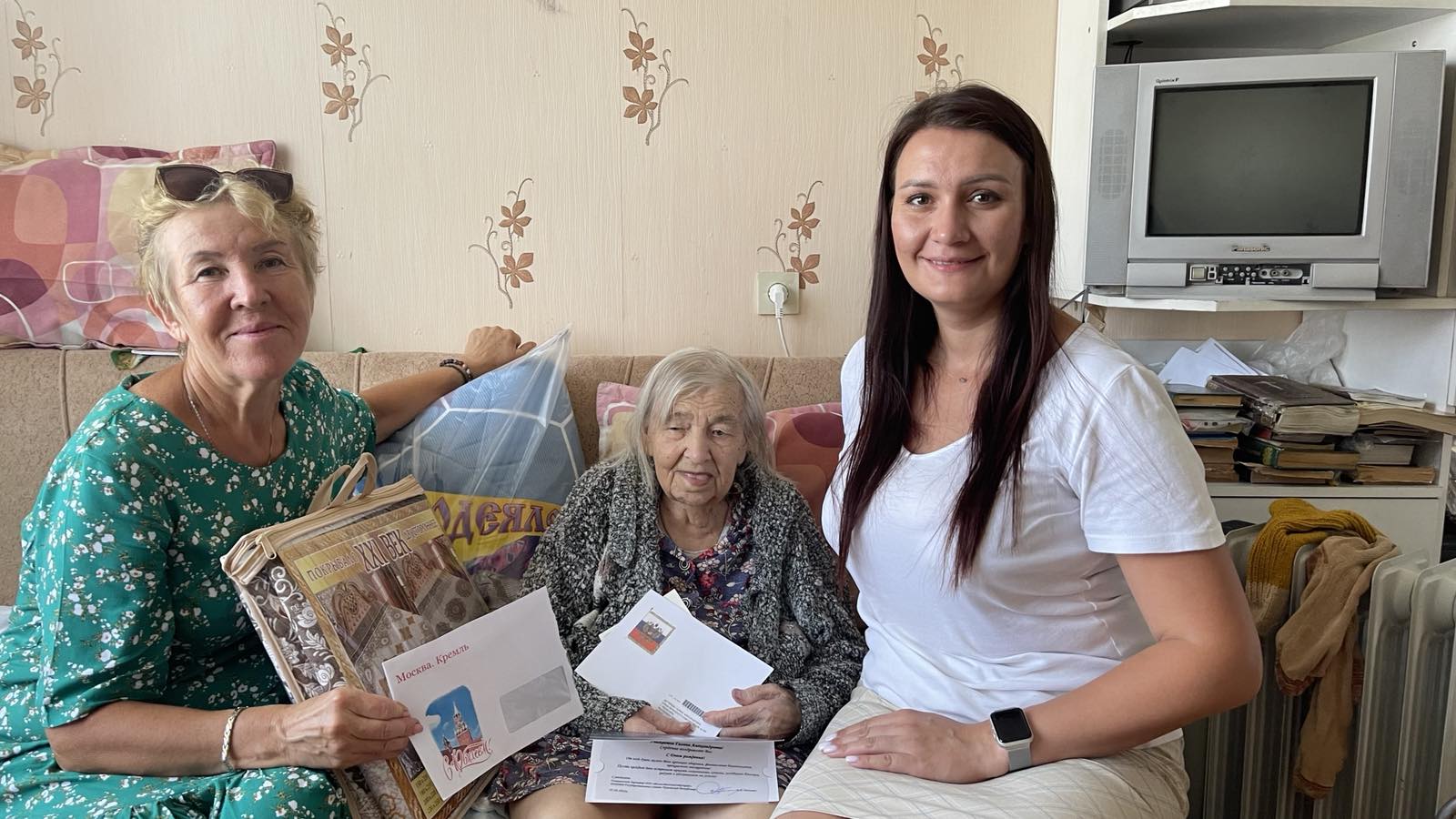 Волонтёр Чебоксарского центра соцобслуживания поздравила с 95-летием Галину Дегтярёву