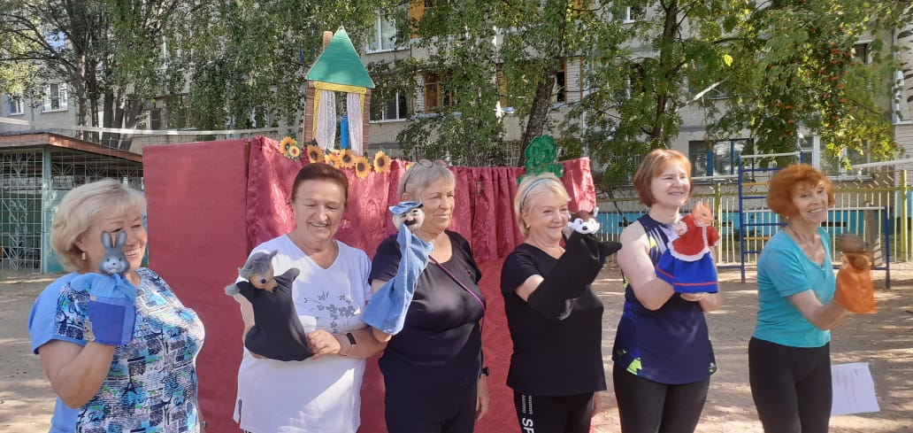 «Серебряные» волонтёры в Чебоксарах поставили сказку «Хитрая лиса»