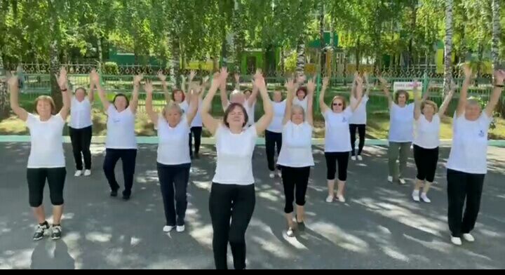 Флешмоб «Россия – спортивная страна» прошёл в Чебоксарском центре соцобслуживания