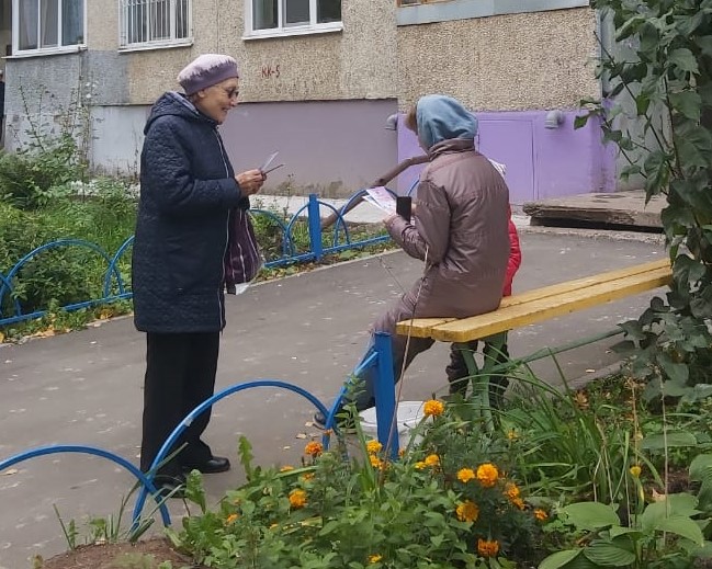 В Чебоксарах «серебряные» волонтёры проводят разъяснительную беседу с родителями и детьми