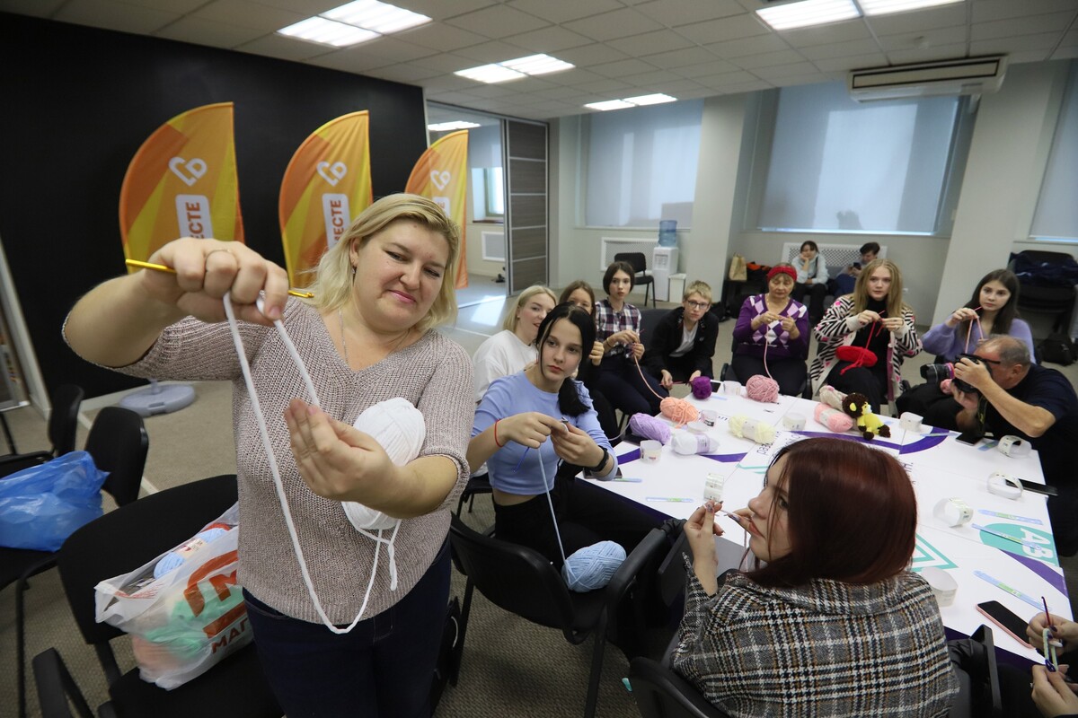 Омские волонтеры связали теплые вещи для мобилизованных граждан