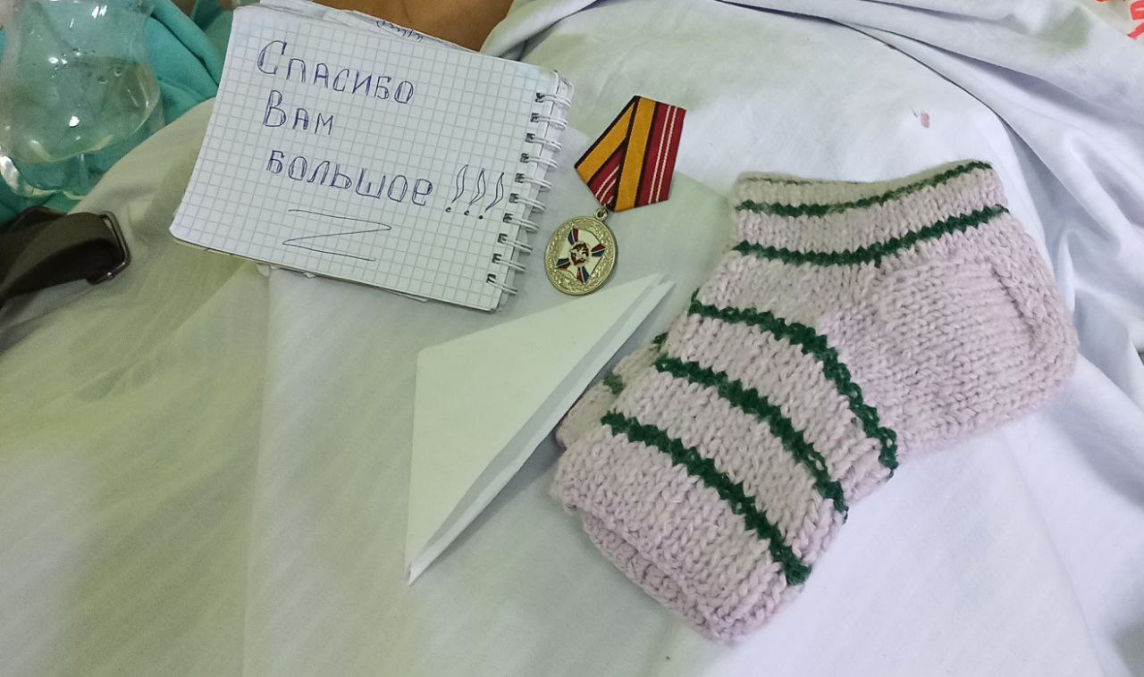 «С заботой и теплом»: почему Серебряные добровольцы вяжут носки мобилизованным?