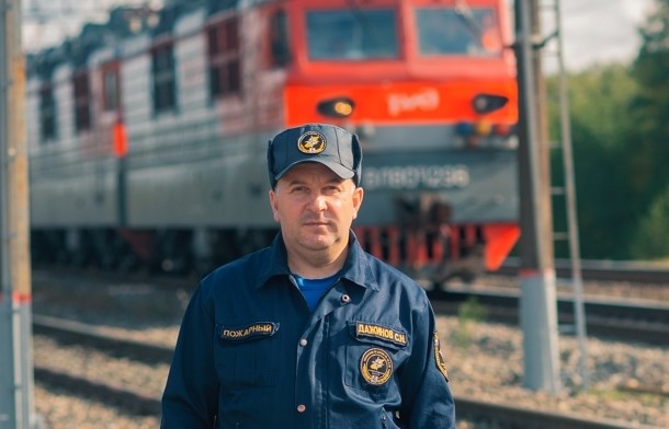 Пожарный трактором оттащил горящий локомотив от поезда и стал героем новой книги о подвигах