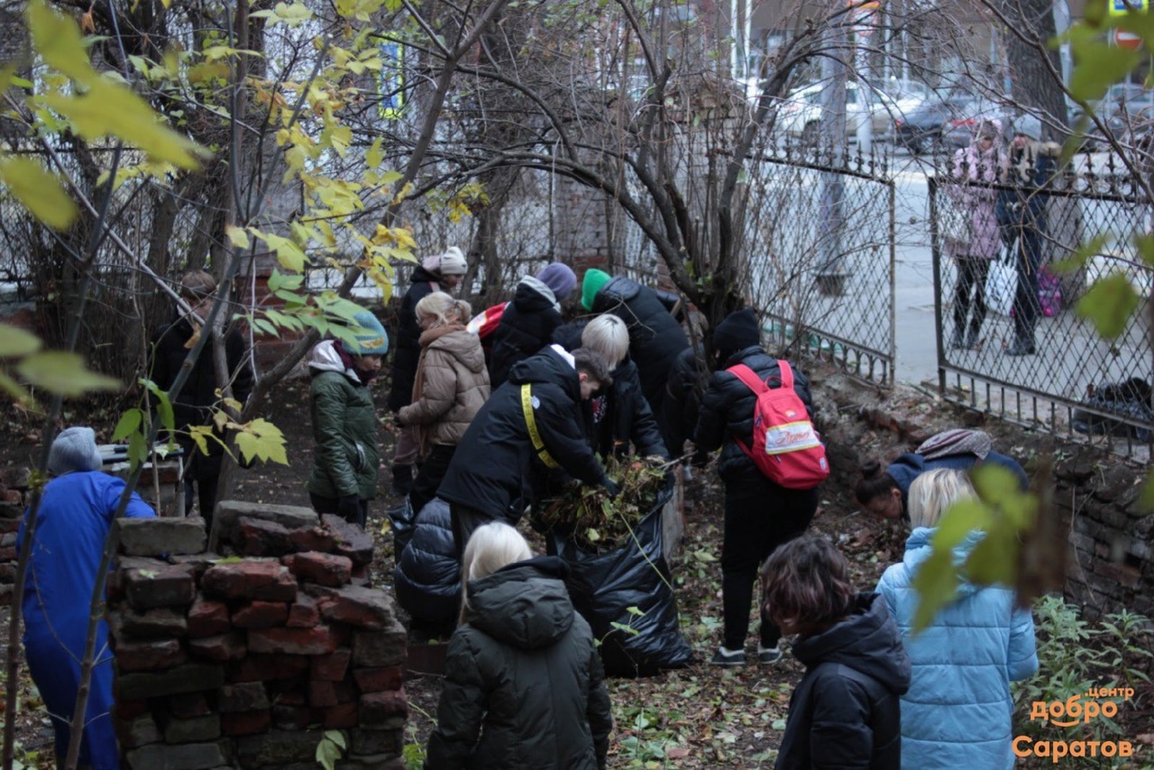 Волонтёры культуры Саратова провели субботник в палисаде перед памятником архитектуры
