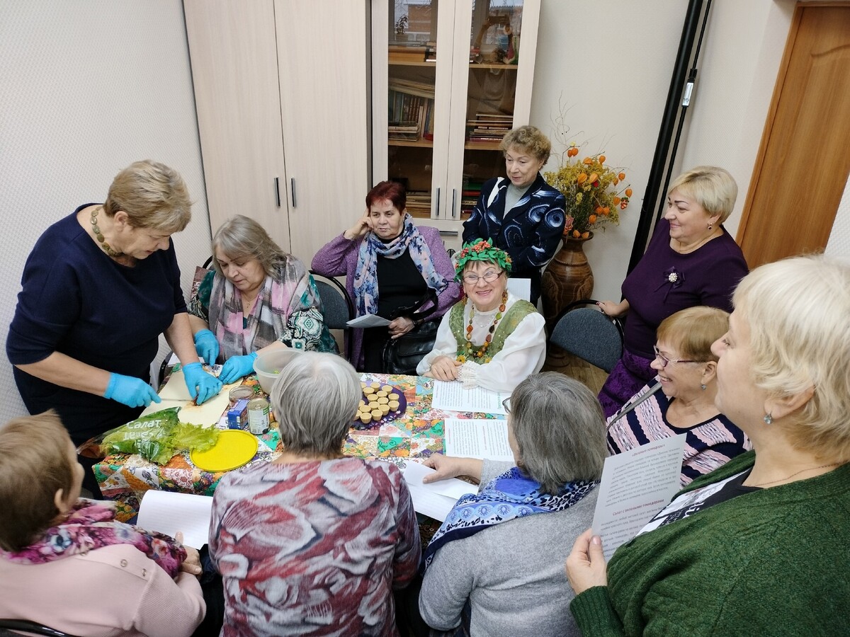 «Серебряные» волонтеры провели мастер-классы ко дню матери.