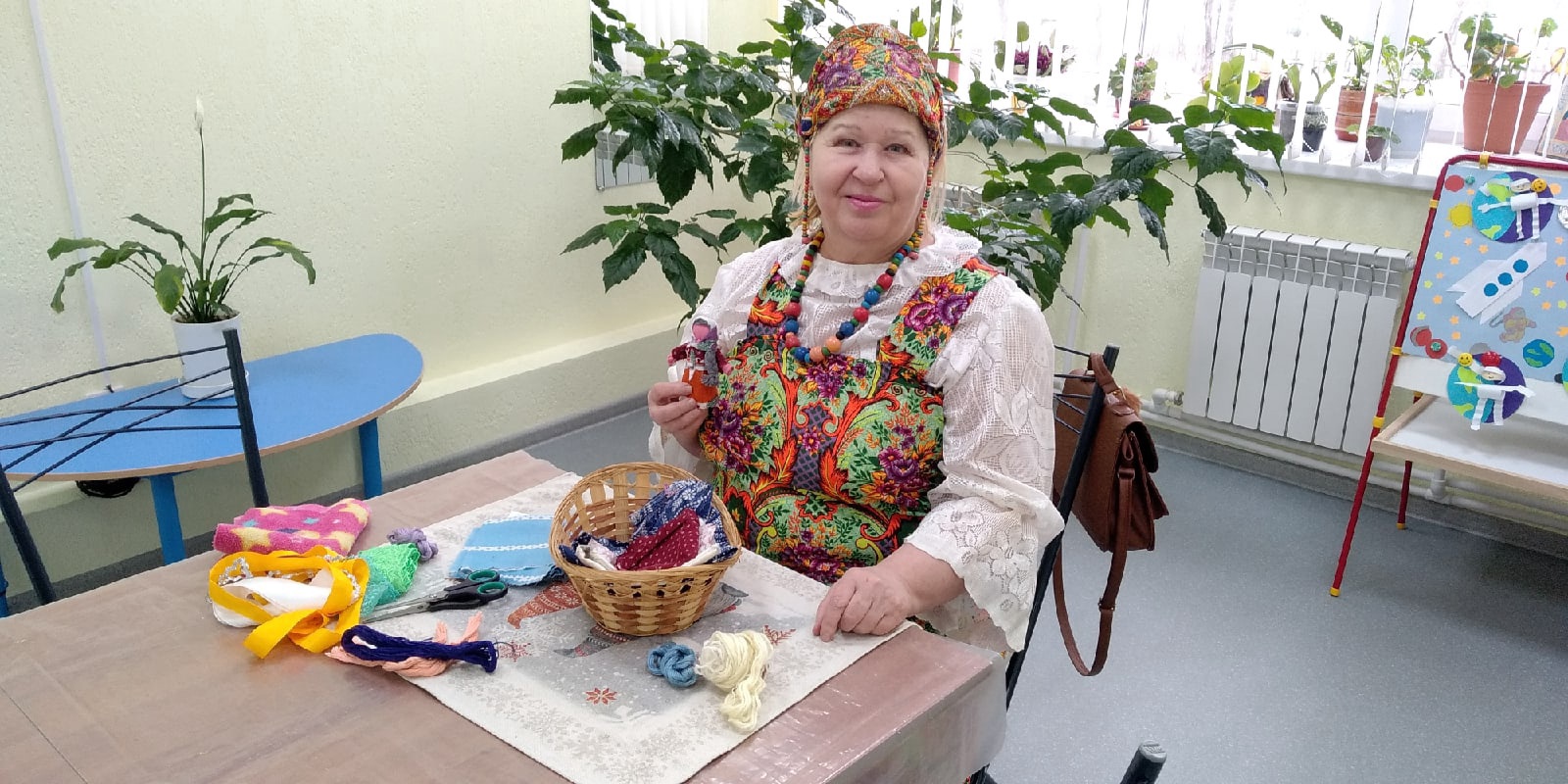 Занятие в рамках встреч группы волонтеров изо-студии «Радуга» в г.Микунь.