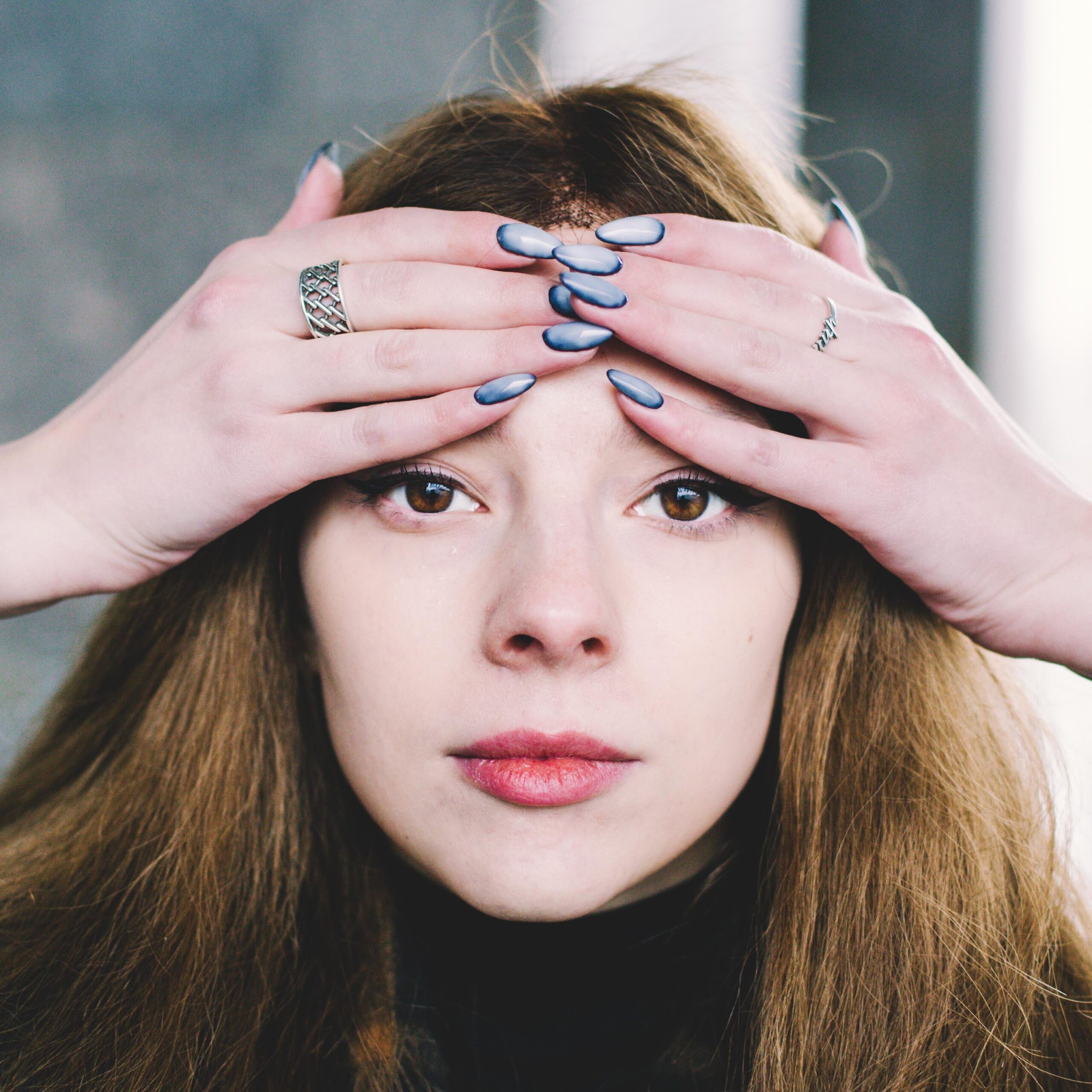 Спасает от любопытных глаз и глупых вопросов: как хозяйка салона красоты бесплатно помогает людям…