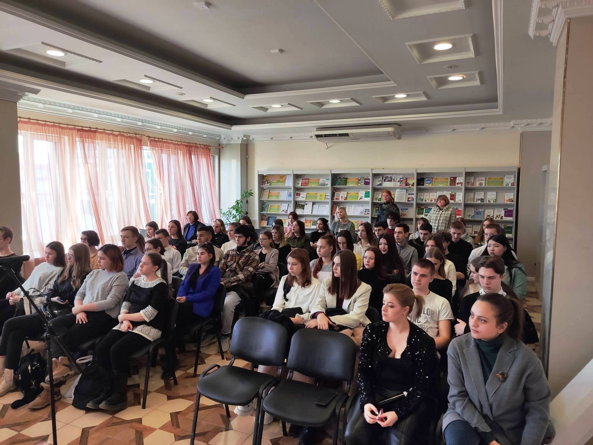 В Областной библиотеке в День российского студенчества открыли Год педагога и наставника