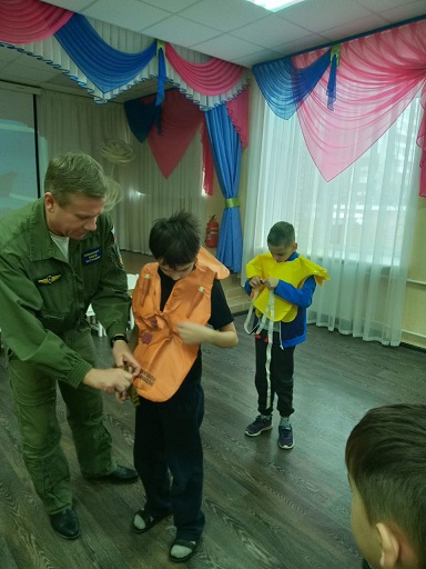 Воспитанники семейного центра «Вместе» г. Уфа узнали об особенностях профессии летчика