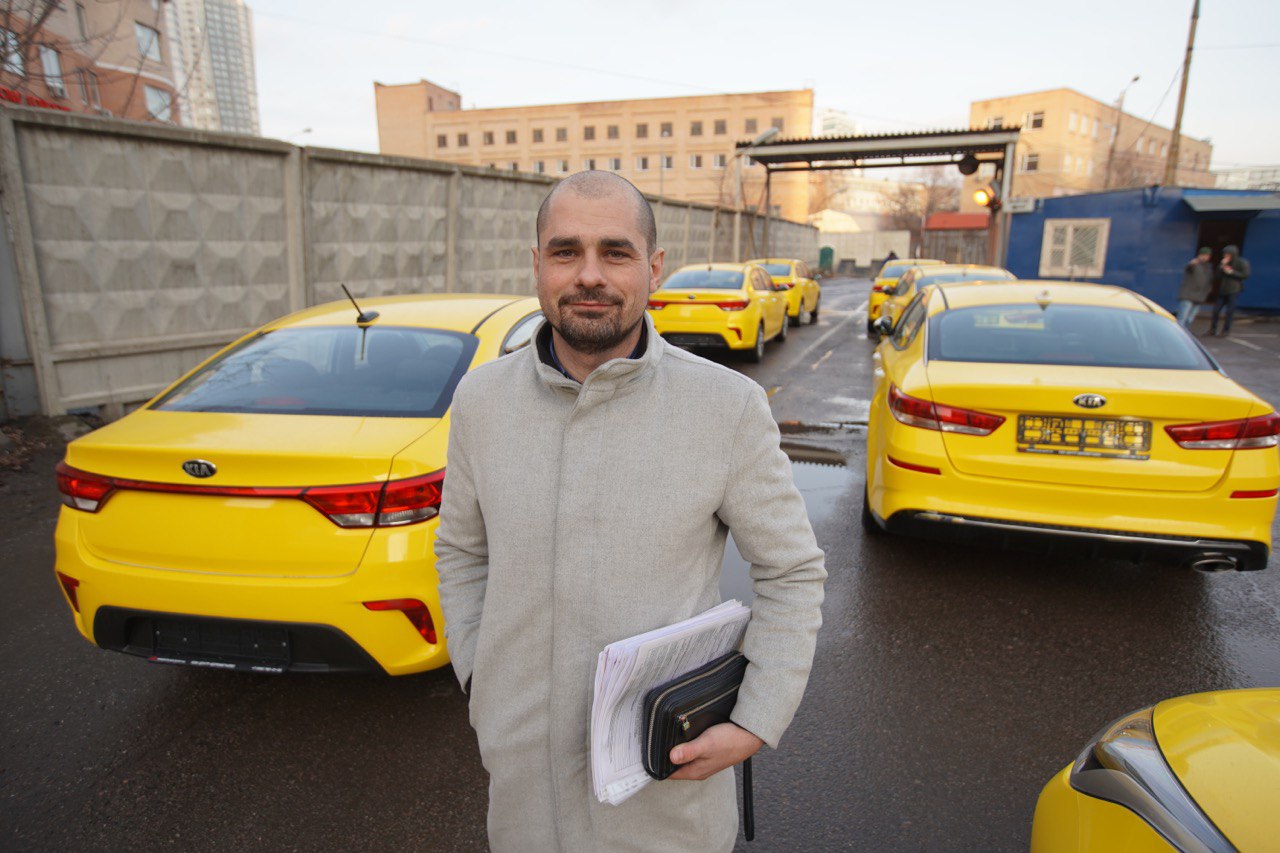 «Я рад, что могу помочь глухим»: интервью Алексея Голушко, глухого таксиста и предпринимателя
