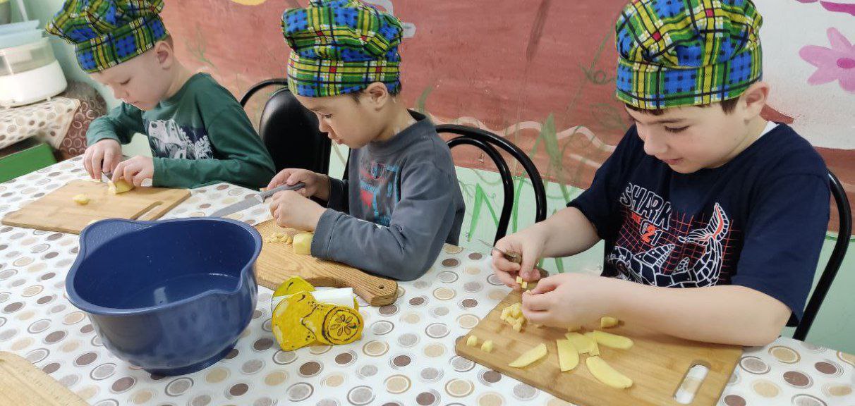 Дети из клуба «Созвездие» научились готовить салат Оливье