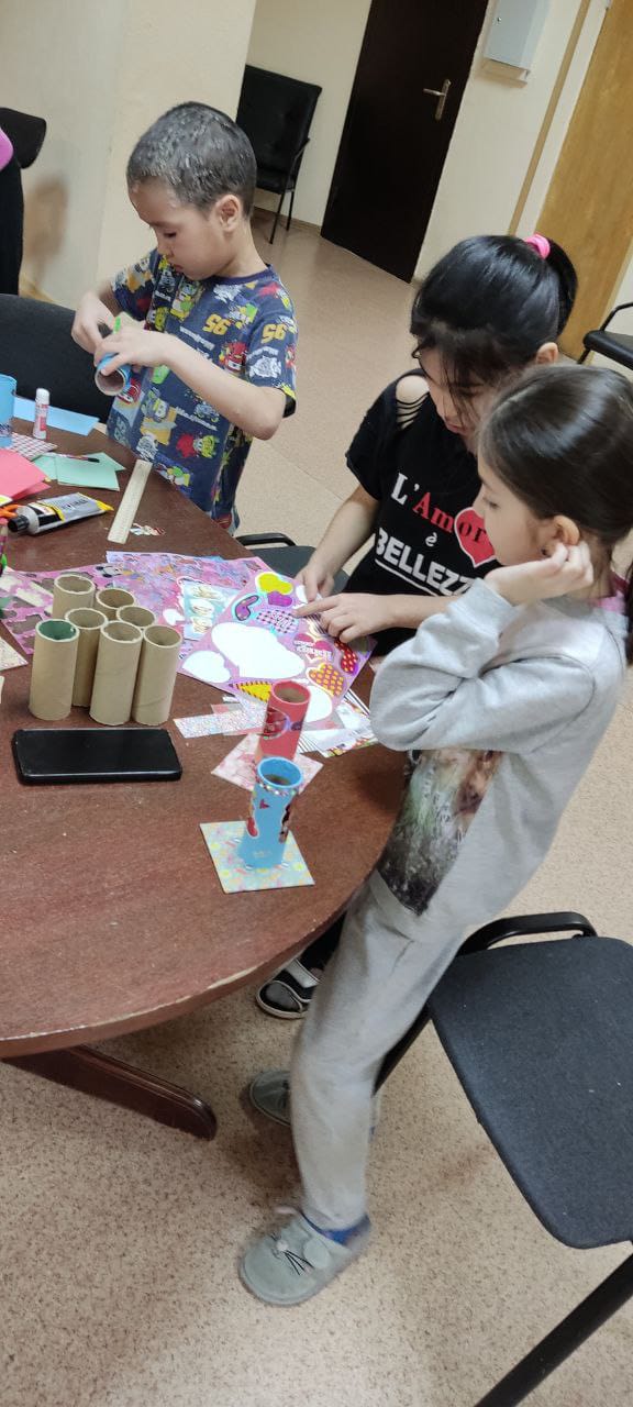 Волонтеры научили детей создавать подарки для близких