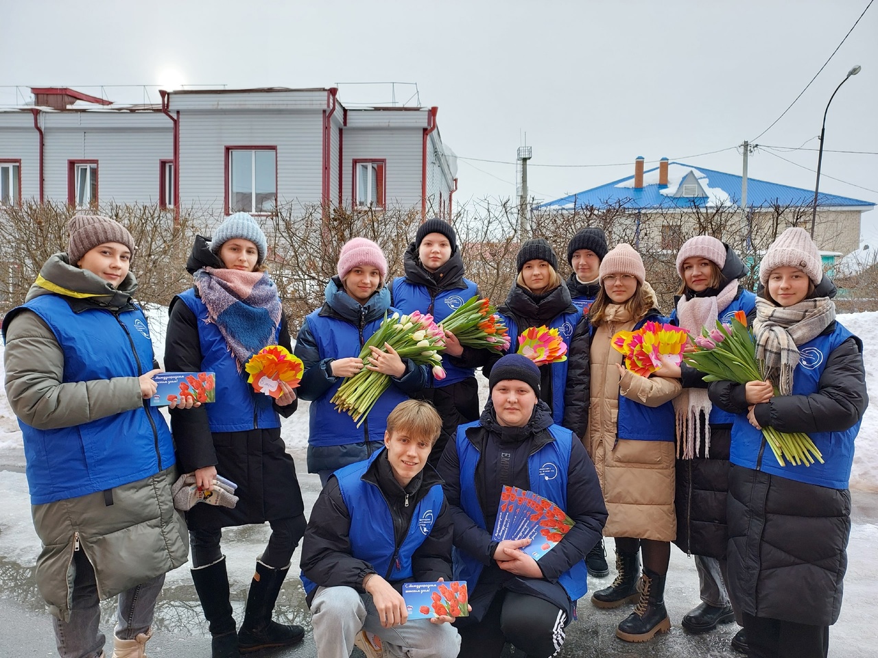Ишимские волонтёры поздравили женщин с праздником!