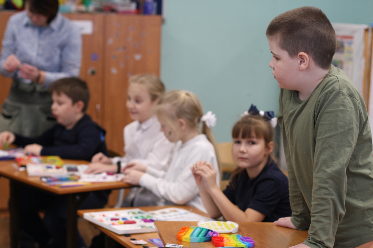 Как ребята с аутизмом и без создают пластилиновый мультфильм про школу.