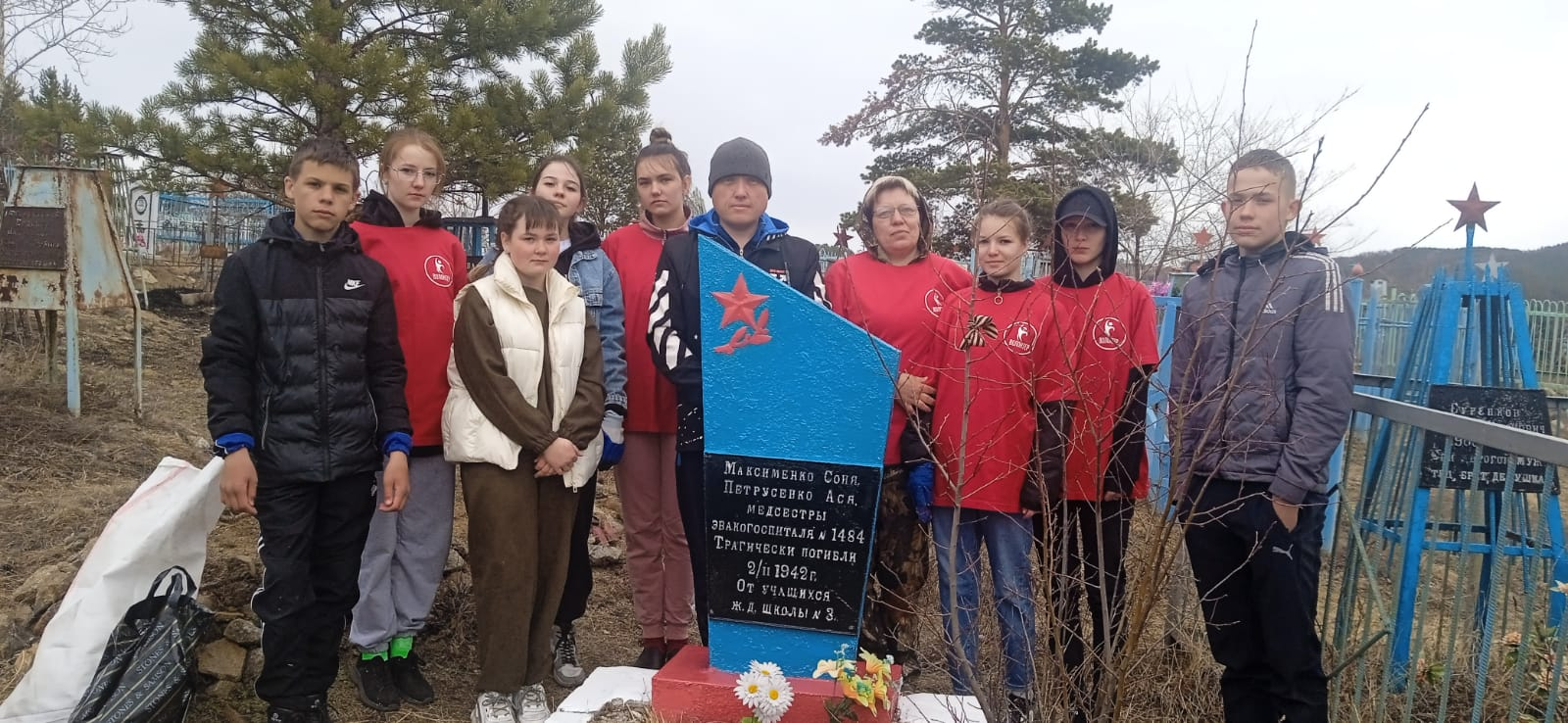 Акция по уборке и обновлению могилы двум погибшим медицинским сестрам