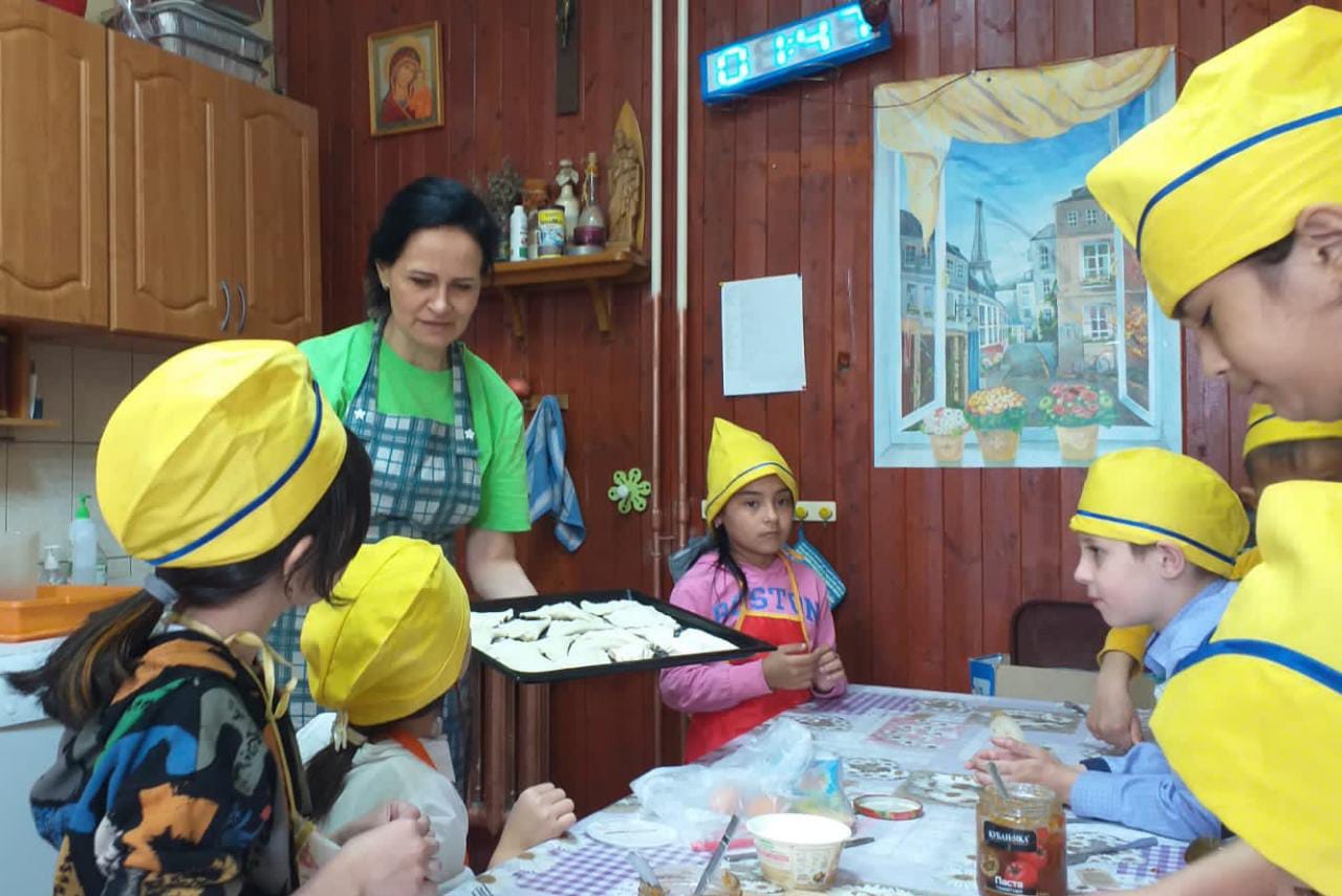 Дети из детского клуба «Нарния» г. Новосибирска научились печь слоеные пирожки