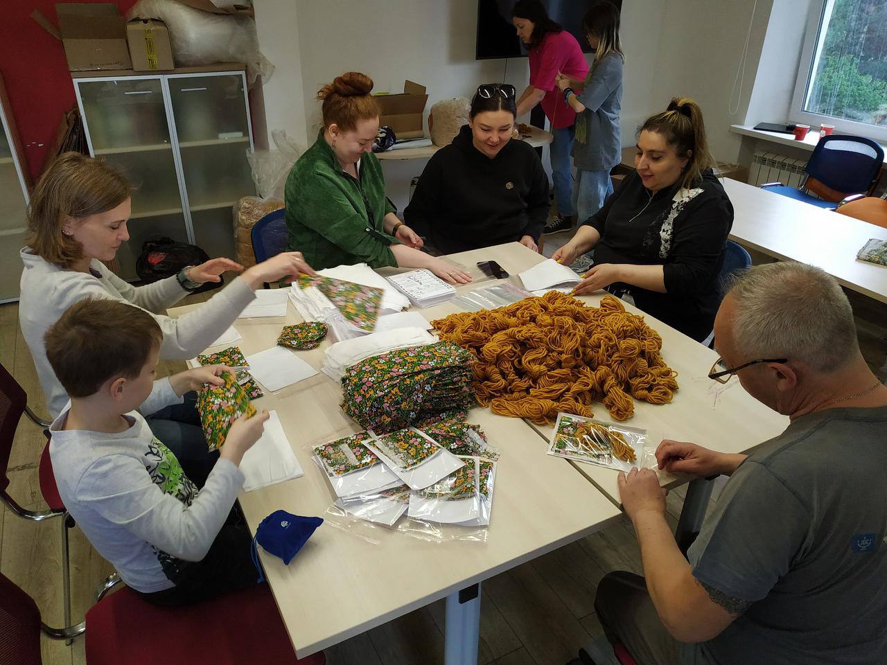 Волонтеры из Почты России помогли собрать наборы для творчества для детских больниц