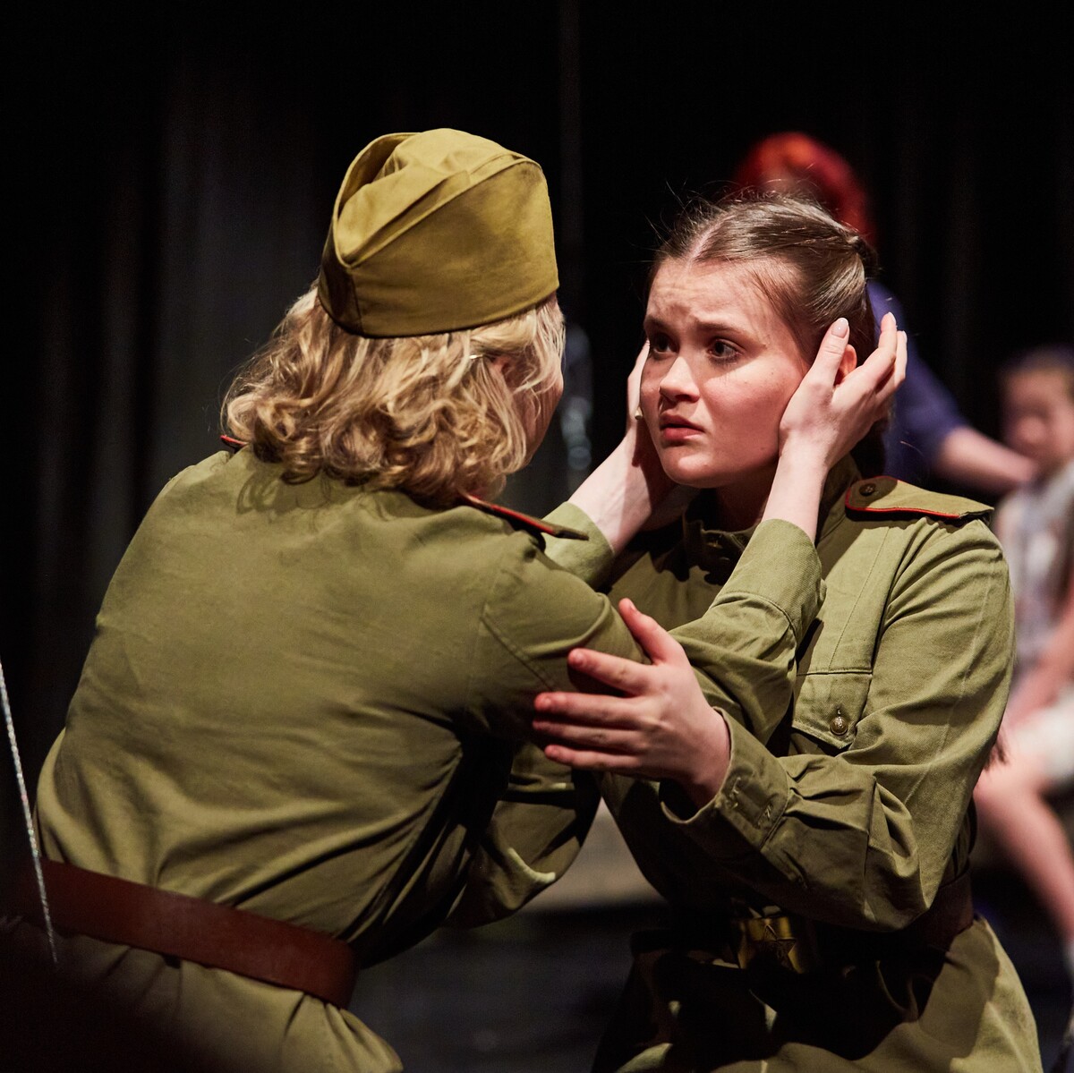 Елена Шевалдыкина о спектакле «А зори здесь тихие…», его переосмыслении и о доброте в ущерб себе