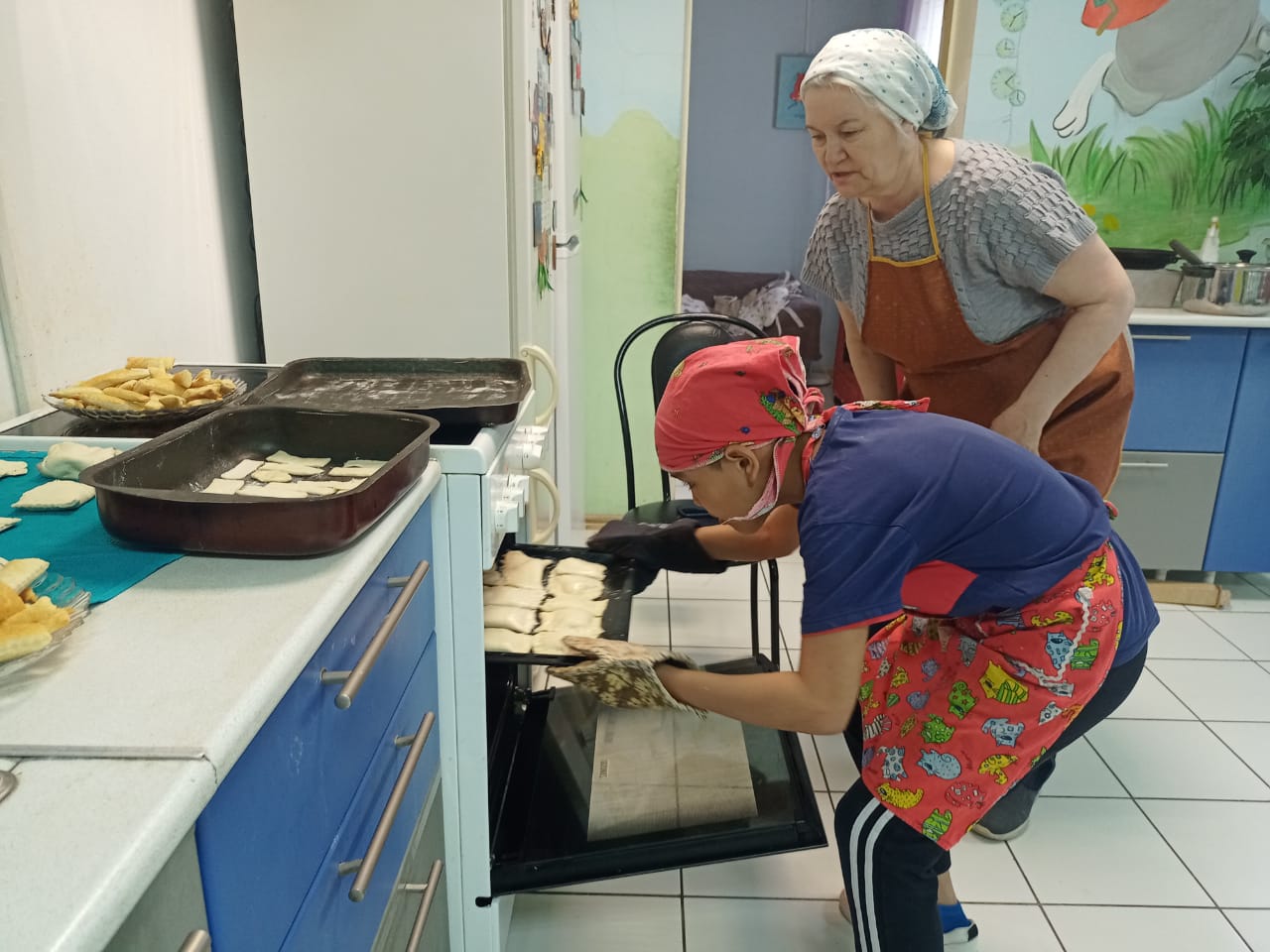 Дети научились готовить выпечку из слоеного теста