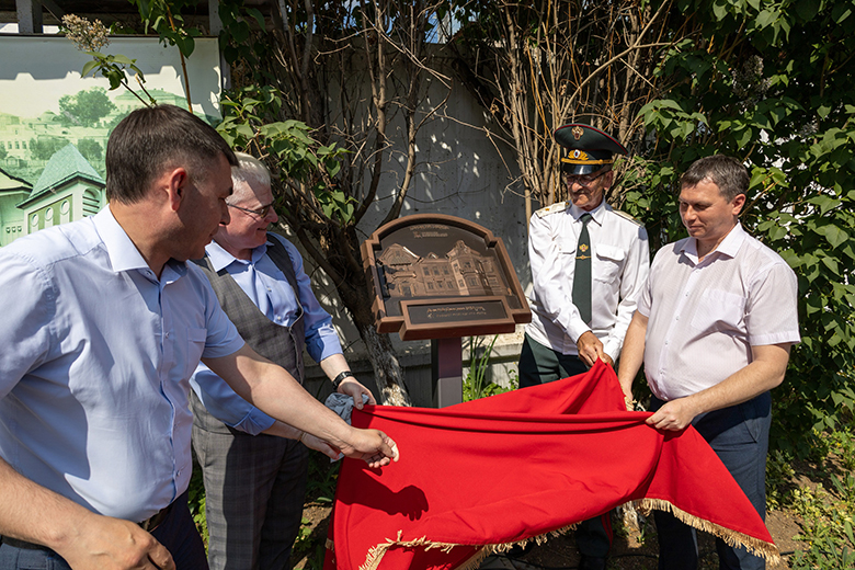 В Сарапуле Удмуртской Республики появились новые тактильные барельефы для инклюзивных экскурсий