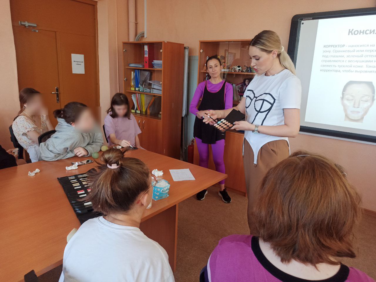 Волонтеры научили девочек подростков из детского дома делать правильный макияж