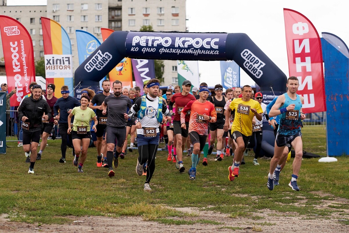 В Новосибирске прошёл ретро-кросс ко Дню Физкультурника.