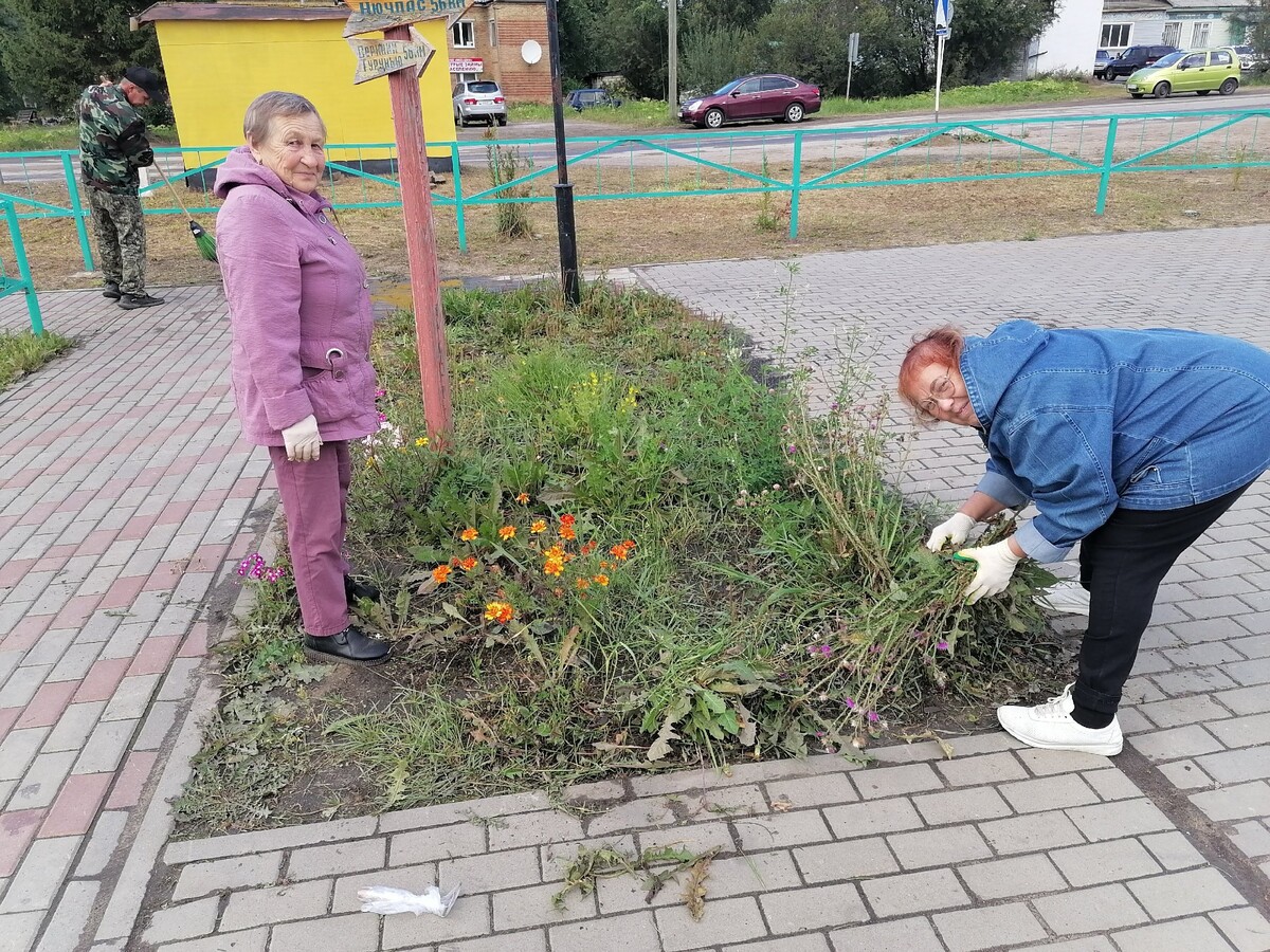 Прополка цветов на детской площадке