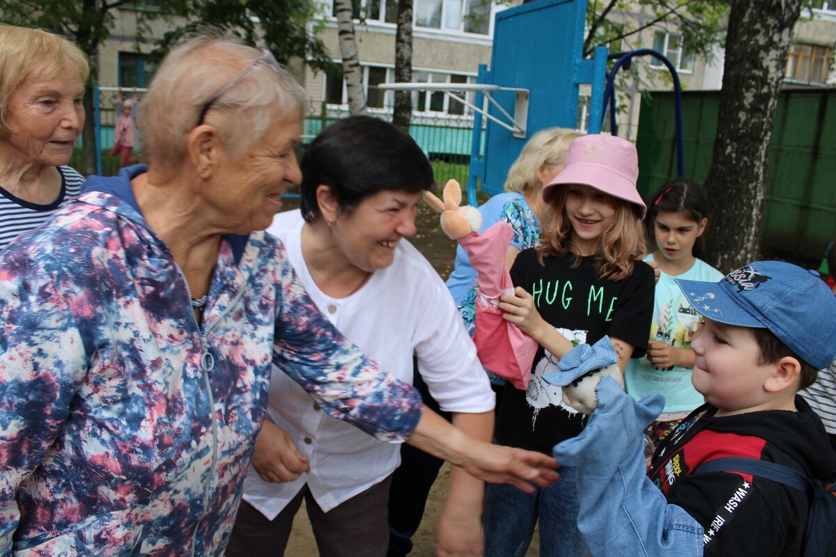 Чебоксарские волонтёры серебряного возраста выступили перед юными зрителями