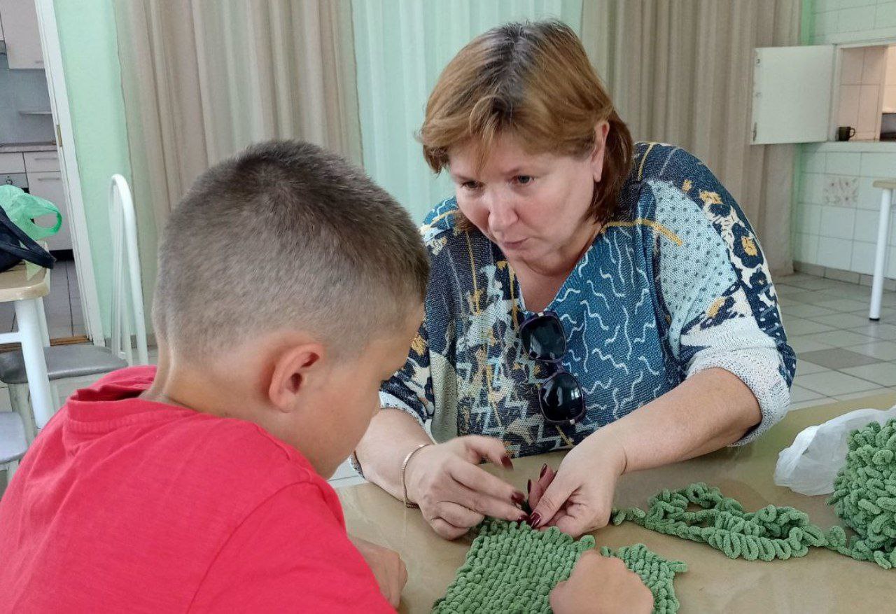 Мальчишки учатся вязать