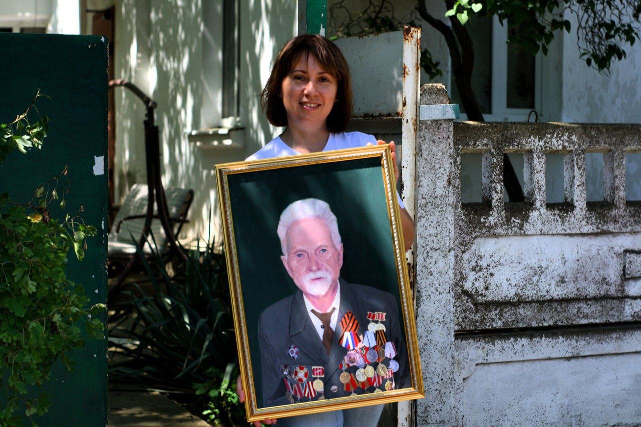 Краски Победы: Волонтеры Победы дарят ветеранам ВОВ их портреты