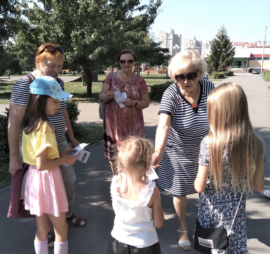 Чебоксарские серебряные волонтёры раздают детям буклеты